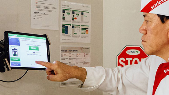 Chef Sodexo pointant une tablette WasteWatch
